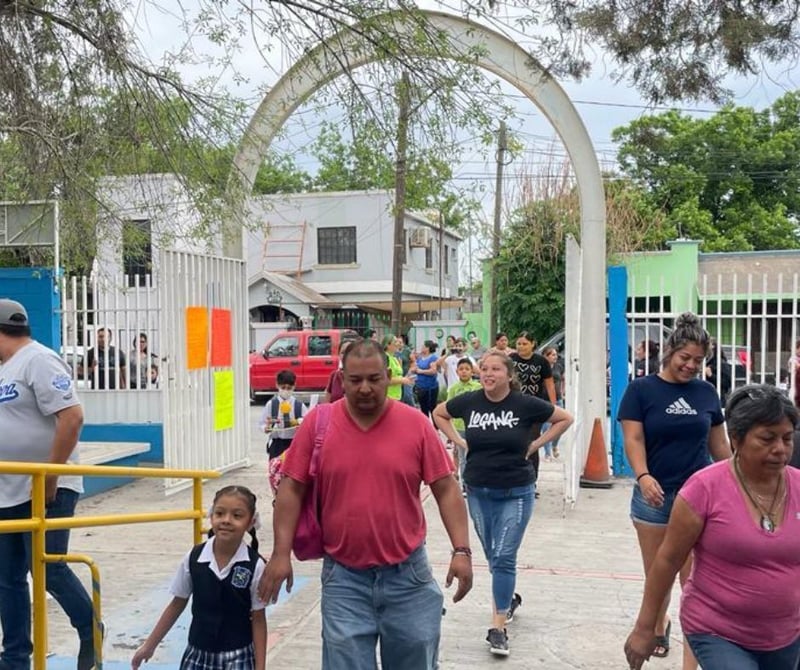 Padres de familia cierran escuela Ford exigiendo la destitución de la Directora