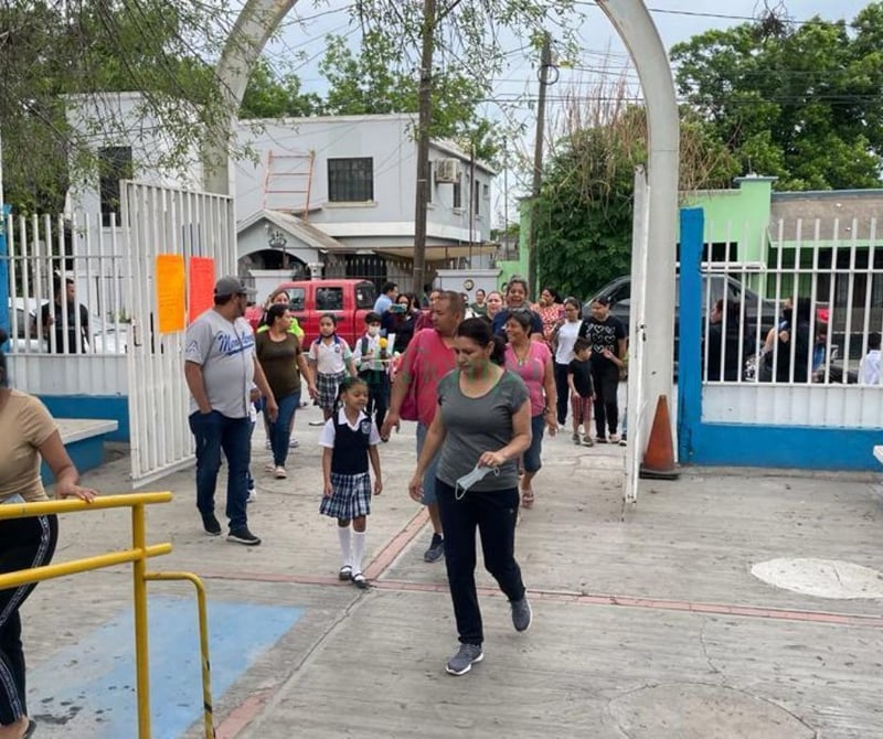 Padres de familia cierran escuela Ford exigiendo la destitución de la Directora