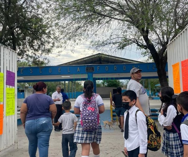 Padres de familia cierran escuela Ford exigiendo la destitución de la Directora