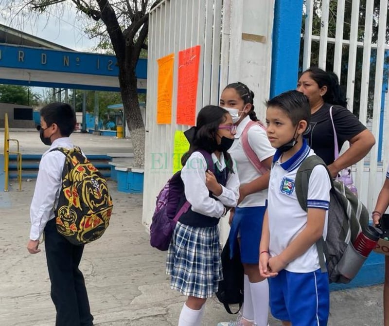 Padres de familia cierran escuela Ford exigiendo la destitución de la Directora