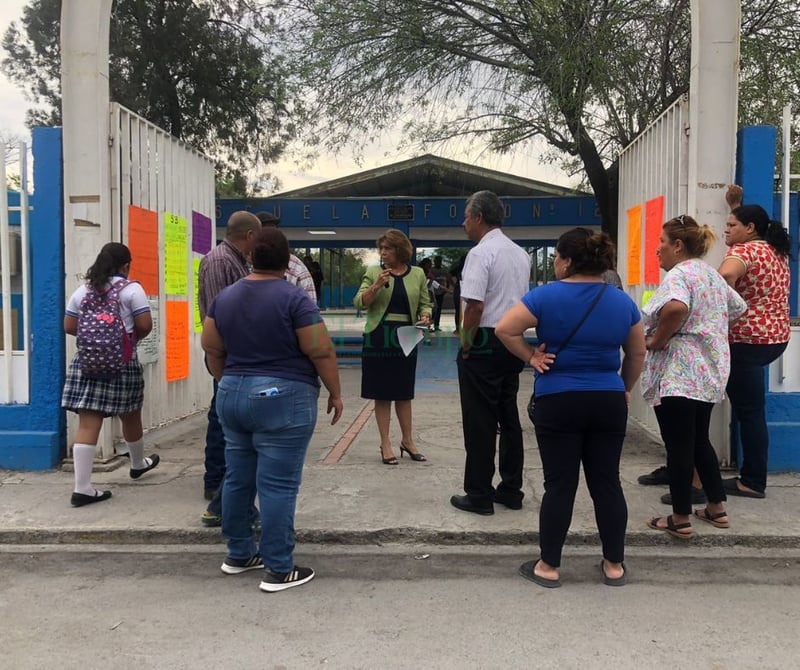 Padres de familia cierran escuela Ford exigiendo la destitución de la Directora