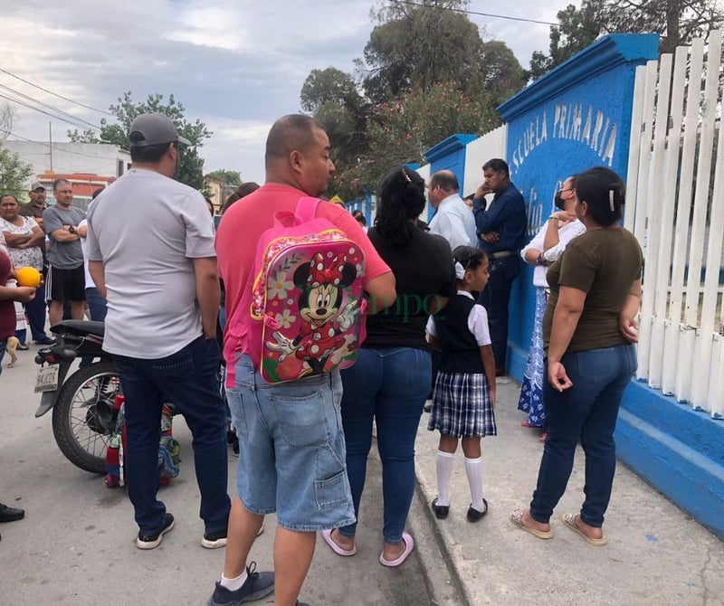 Padres de familia cierran escuela Ford exigiendo la destitución de la Directora