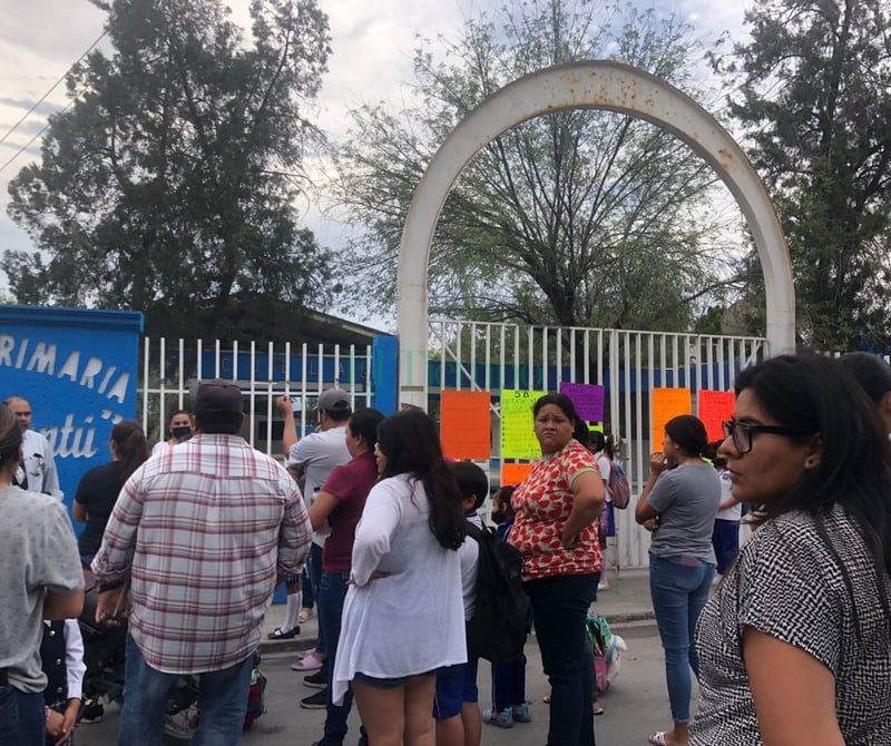 Padres de familia cierran escuela Ford exigiendo la destitución de la Directora