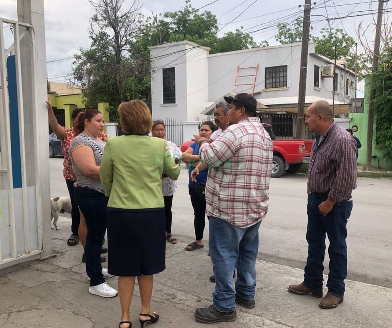 Padres de familia cierran escuela Ford exigiendo la destitución de la Directora