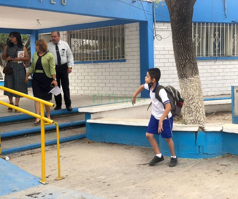 Padres de familia cierran escuela Ford exigiendo la destitución de la Directora