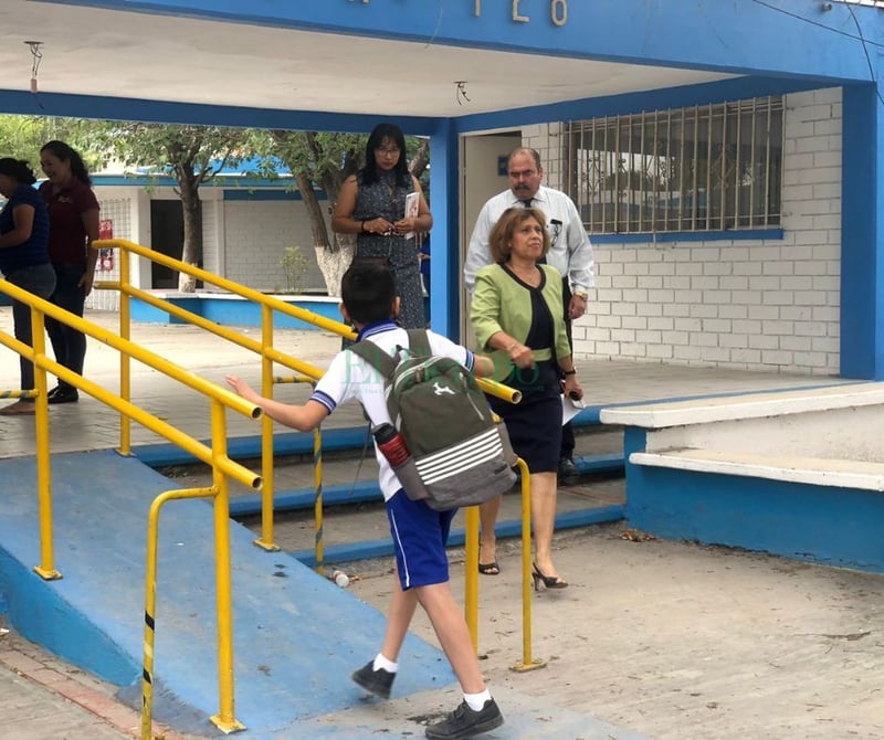 Padres de familia cierran escuela Ford exigiendo la destitución de la Directora