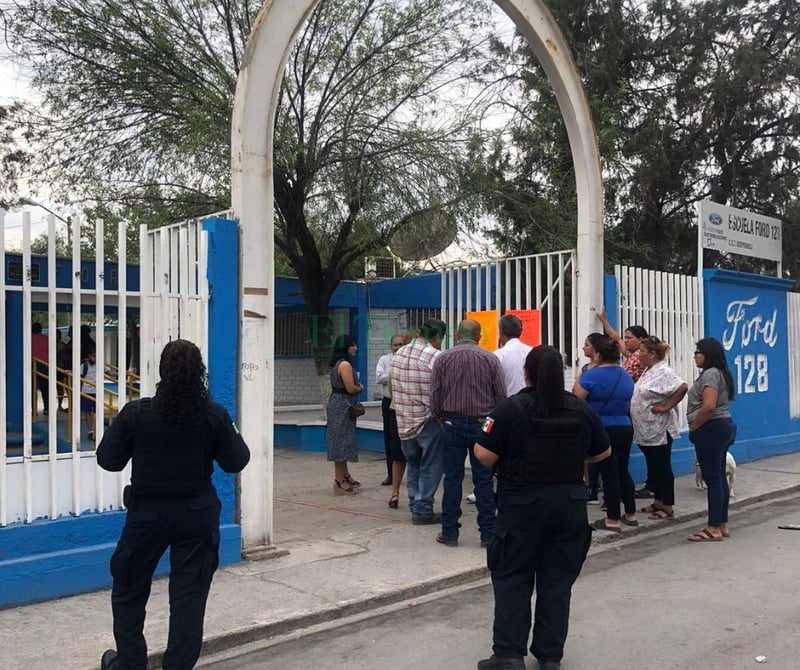 Padres de familia cierran escuela Ford exigiendo la destitución de la Directora