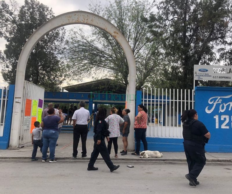 Padres de familia cierran escuela Ford exigiendo la destitución de la Directora