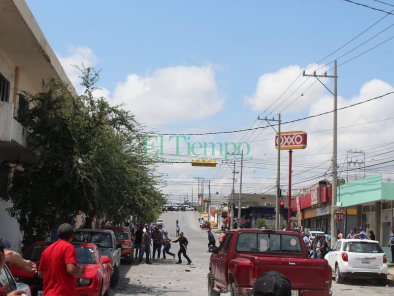 Enfrentamiento obrero paraliza la zona centro de Monclova 