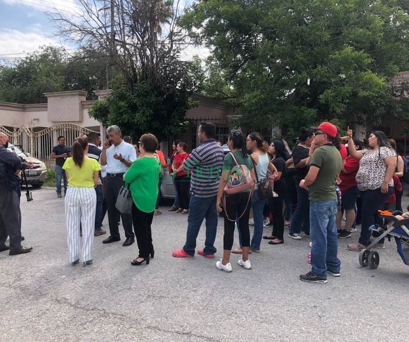 Padres de familia cierran escuela Cuauhtémoc por falta de aire acondicionado 