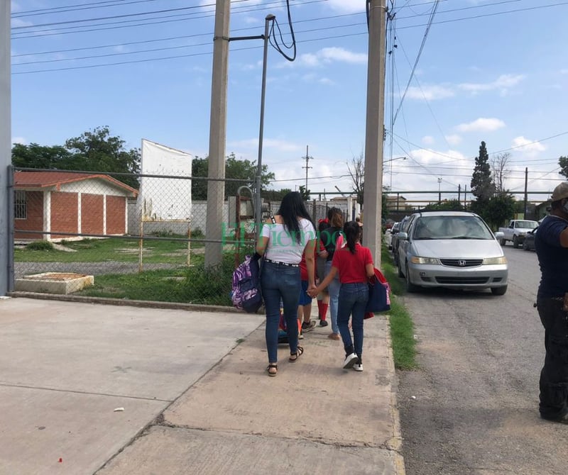 Padres de familia cierran escuela Cuauhtémoc por falta de aire acondicionado 