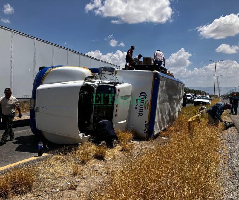 Camión de cerveza vuelca en la carretera 30 entre Frontera y San Buenaventura