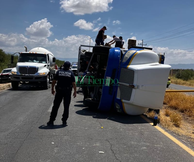 Camión de cerveza vuelca en la carretera 30 entre Frontera y San Buenaventura