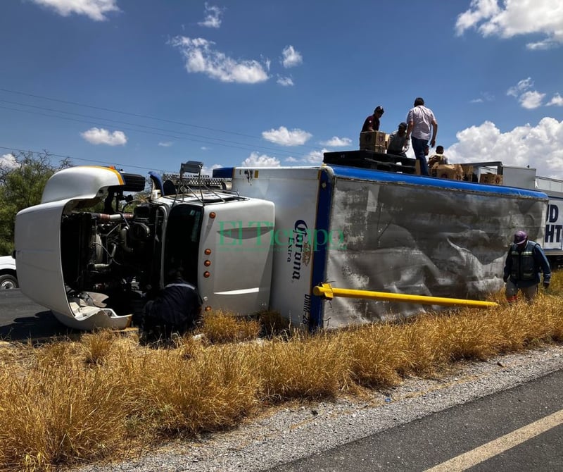 Camión de cerveza vuelca en la carretera 30 entre Frontera y San Buenaventura