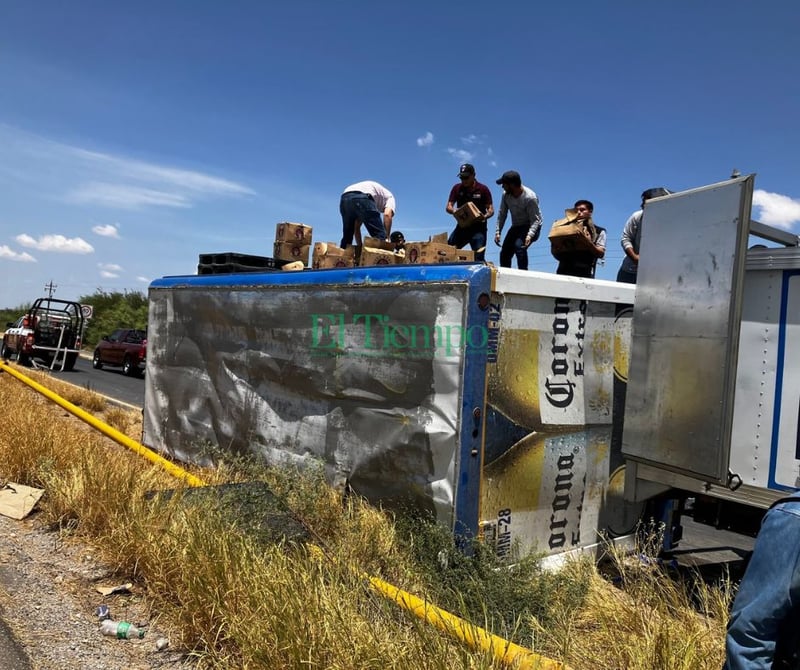 Camión de cerveza vuelca en la carretera 30 entre Frontera y San Buenaventura