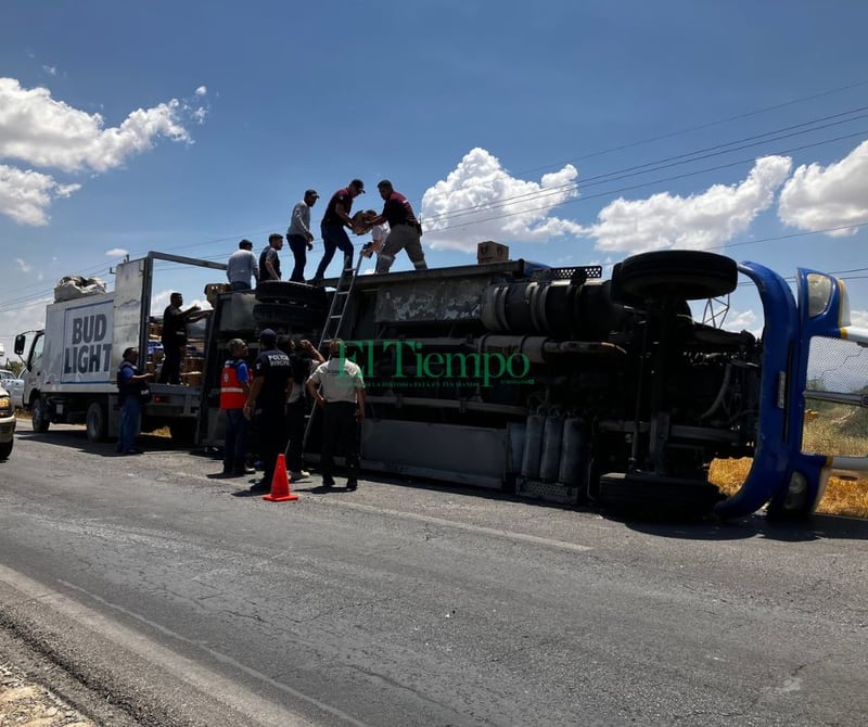 Camión de cerveza vuelca en la carretera 30 entre Frontera y San Buenaventura