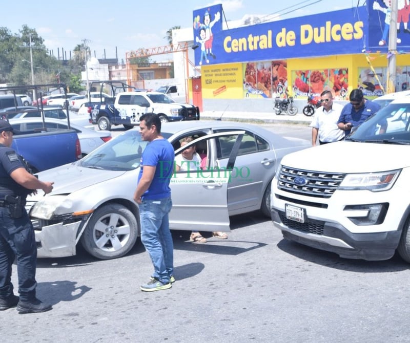 Mujer provoca choque en la colonia Guadalupe