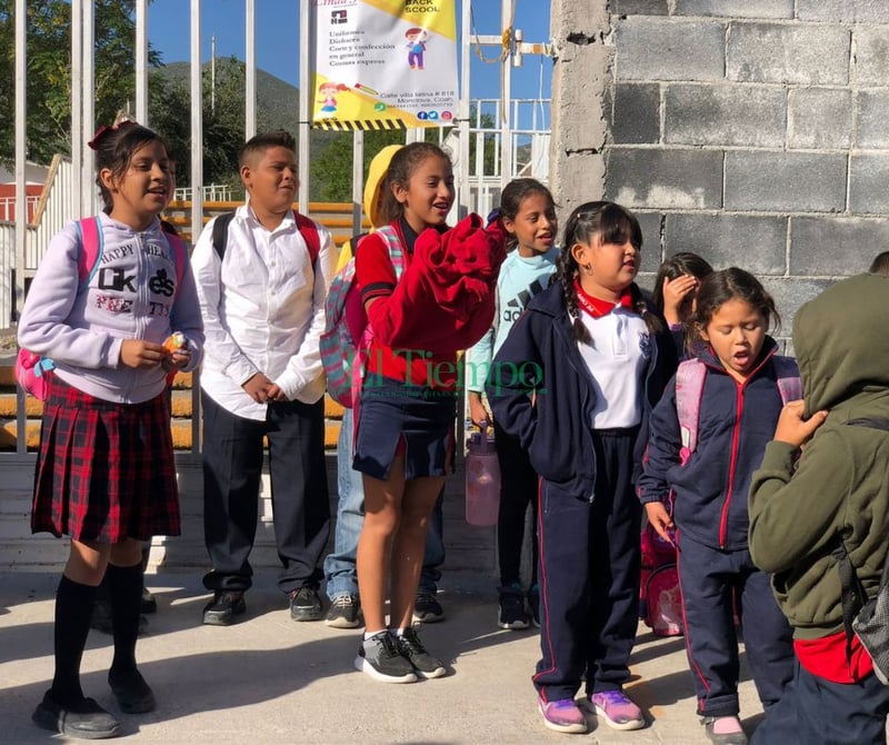 Padres se manifiestan y cierran escuela de Colinas con candado