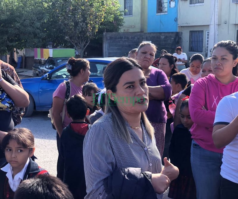 Padres se manifiestan y cierran escuela de Colinas con candado