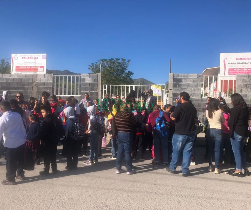 Padres se manifiestan y cierran escuela de Colinas con candado