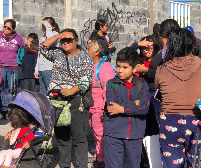 Padres se manifiestan y cierran escuela de Colinas con candado