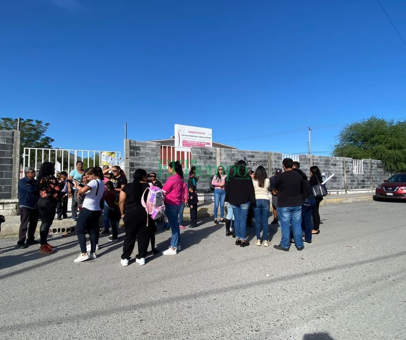 Padres se manifiestan y cierran escuela de Colinas con candado