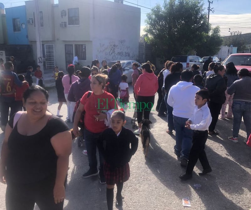 Padres se manifiestan y cierran escuela de Colinas con candado