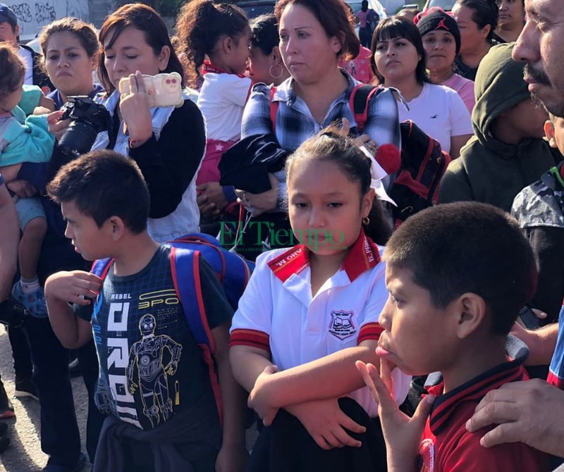 Padres se manifiestan y cierran escuela de Colinas con candado