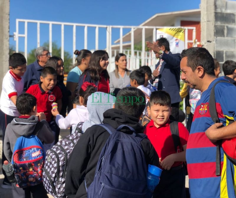 Padres se manifiestan y cierran escuela de Colinas con candado