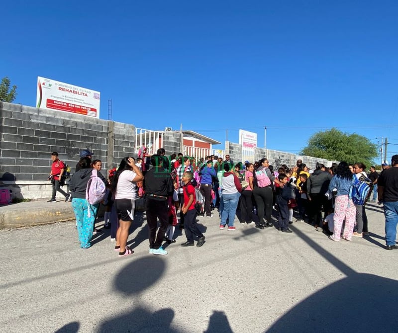 Padres se manifiestan y cierran escuela de Colinas con candado