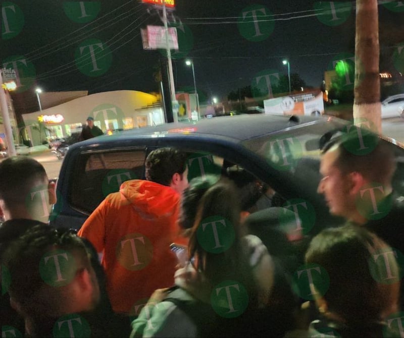 Samuel García y Mariana Rodríguez en Monclova pegando calcas