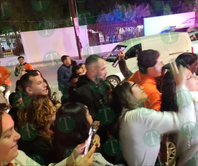 Samuel García y Mariana Rodríguez en Monclova pegando calcas