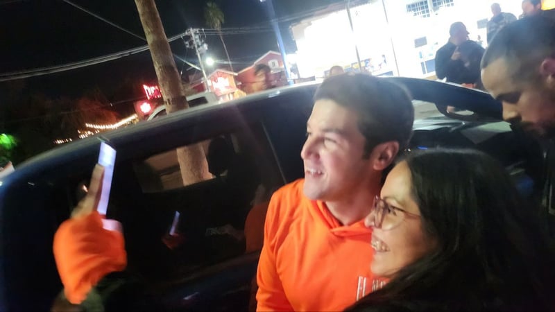 Samuel García y Mariana Rodríguez en Monclova pegando calcas