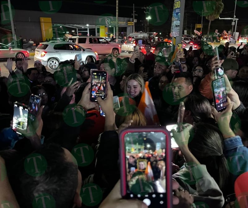 Samuel García y Mariana Rodríguez en Monclova pegando calcas