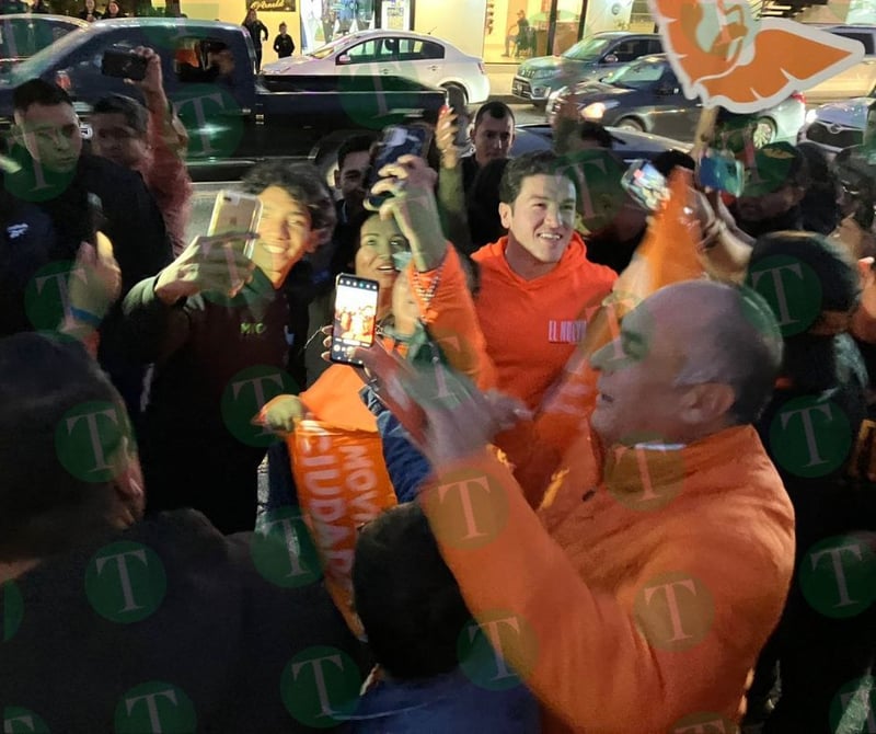 Samuel García y Mariana Rodríguez en Monclova pegando calcas