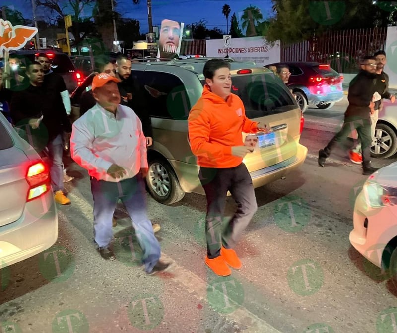 Samuel García y Mariana Rodríguez en Monclova pegando calcas