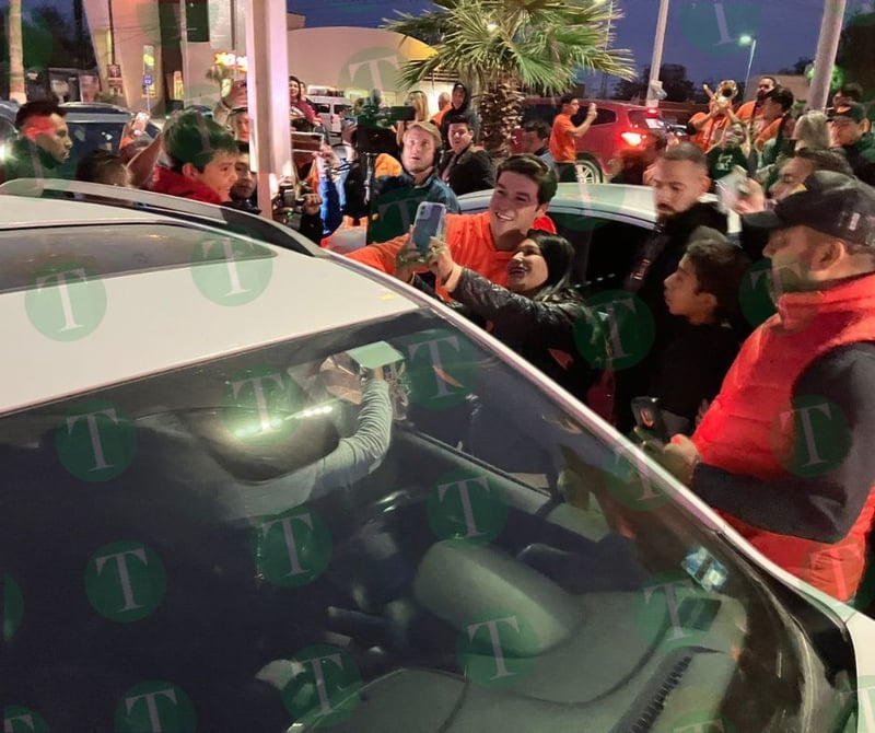 Samuel García y Mariana Rodríguez en Monclova pegando calcas