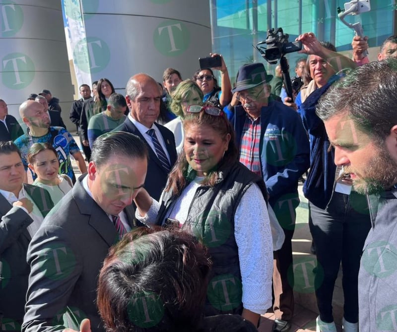 Manolo Jiménez,gobernador de Coahuila recibe el informe del alcalde Mario Dávila