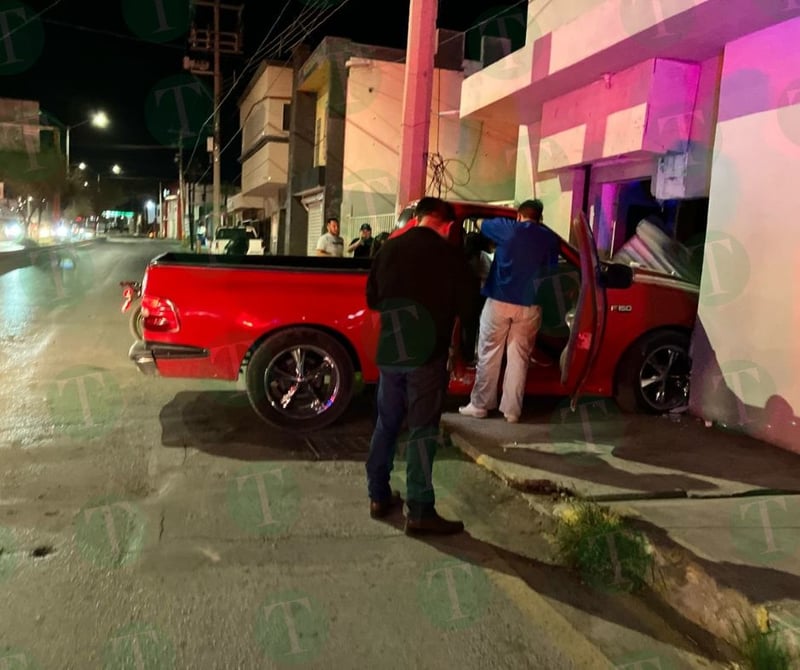 Mujer ignora luz roja de semáforo y provoca fuerte choque en Monclova