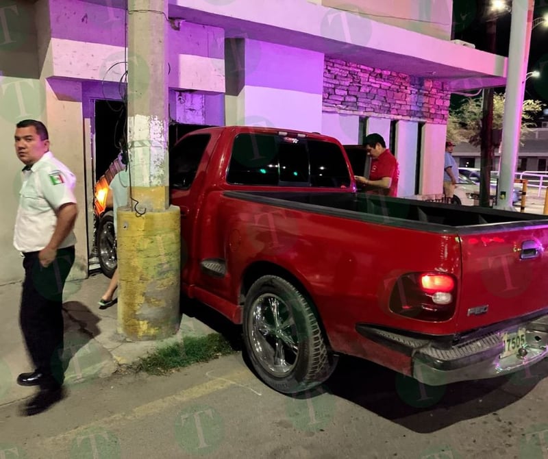 Mujer ignora luz roja de semáforo y provoca fuerte choque en Monclova