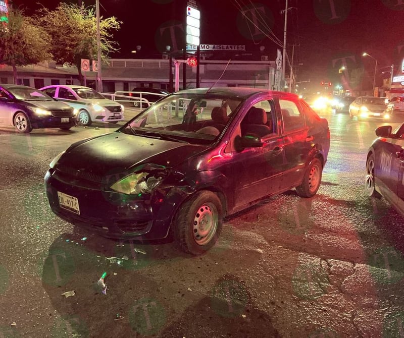 Mujer ignora luz roja de semáforo y provoca fuerte choque en Monclova