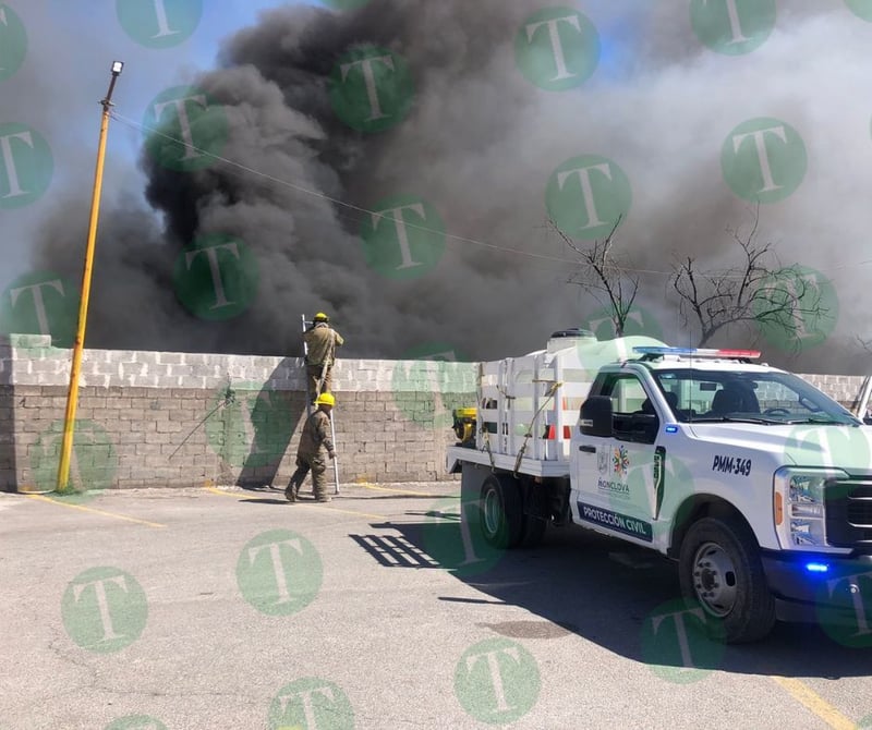 Se registra fuerte incendio en la zona centro de Monclova a la altura de UANE 