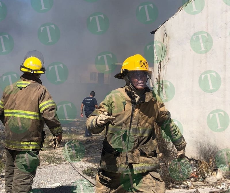 Se registra fuerte incendio en la zona centro de Monclova a la altura de UANE 