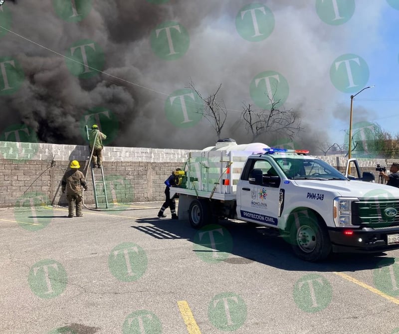 Se registra fuerte incendio en la zona centro de Monclova a la altura de UANE 