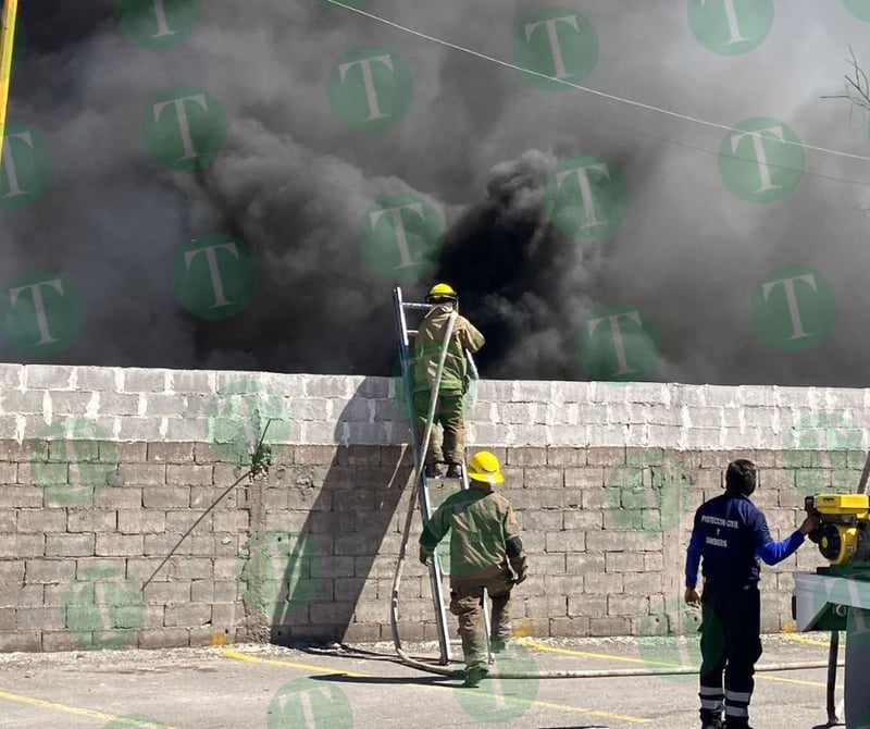 Se registra fuerte incendio en la zona centro de Monclova a la altura de UANE 