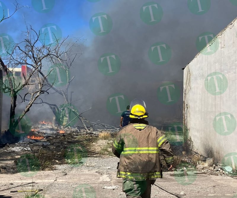 Se registra fuerte incendio en la zona centro de Monclova a la altura de UANE 