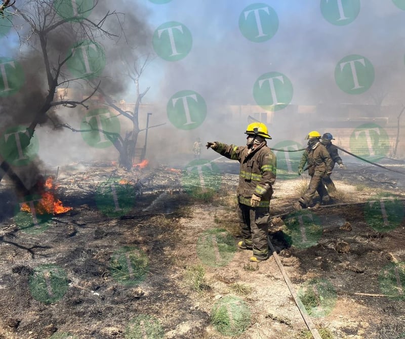 Se registra fuerte incendio en la zona centro de Monclova a la altura de UANE 