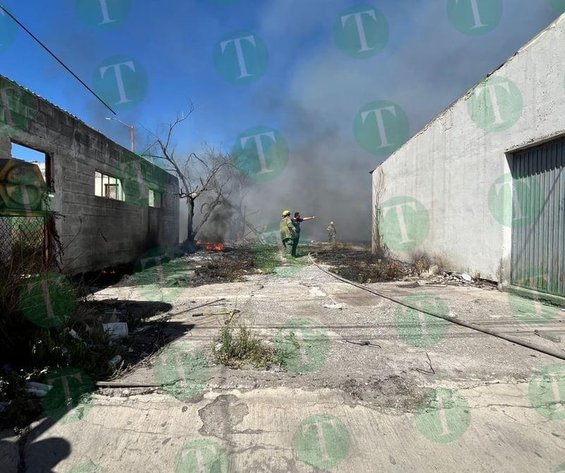 Se registra fuerte incendio en la zona centro de Monclova a la altura de UANE 