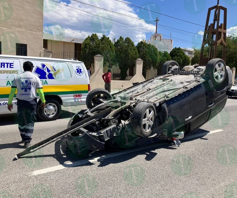 Exceso de velocidad y falla mecánica desencadenan volcadura y choque en el Pape