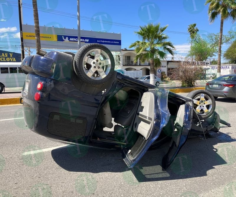 Exceso de velocidad y falla mecánica desencadenan volcadura y choque en el Pape